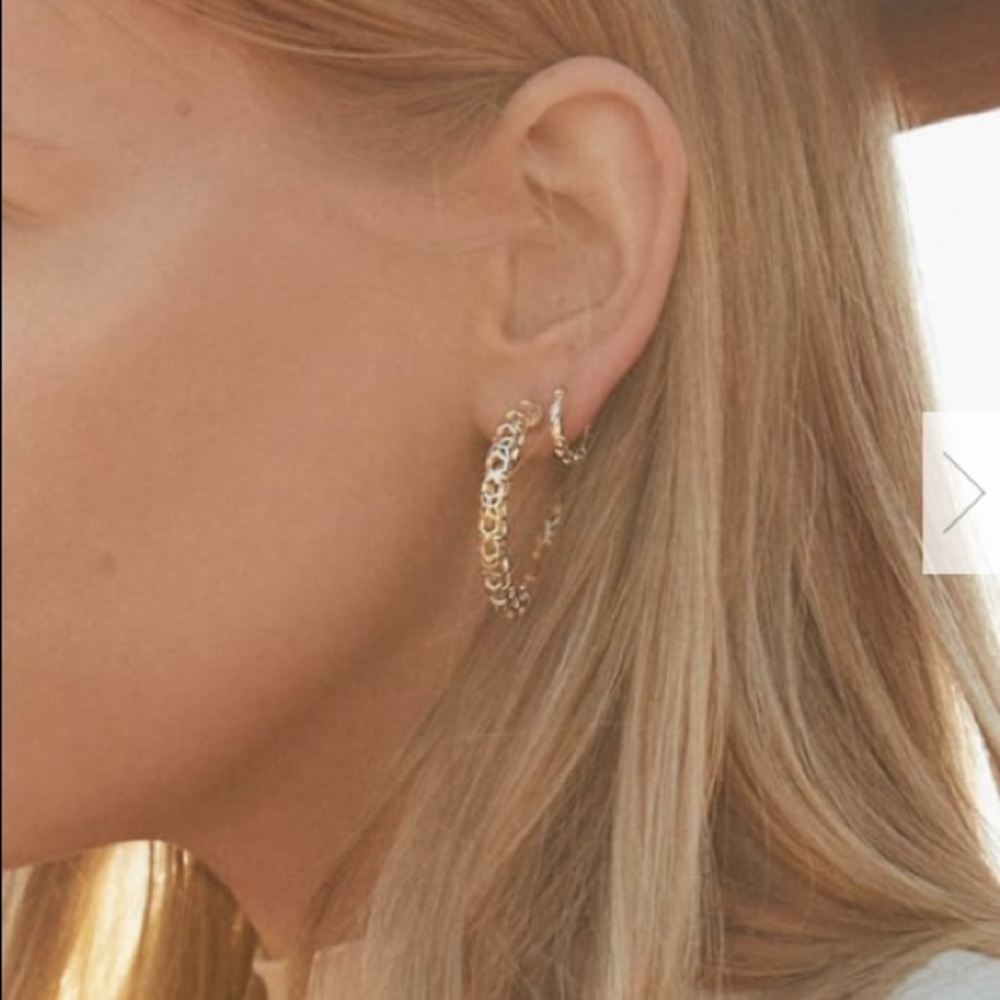 Kendra Scott Maggie Huggie Gold Hoops